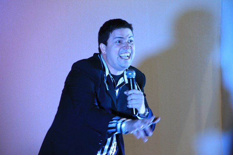 [10-11] Em show de Humor, Alex Nogueira alegra Concentracao - 2