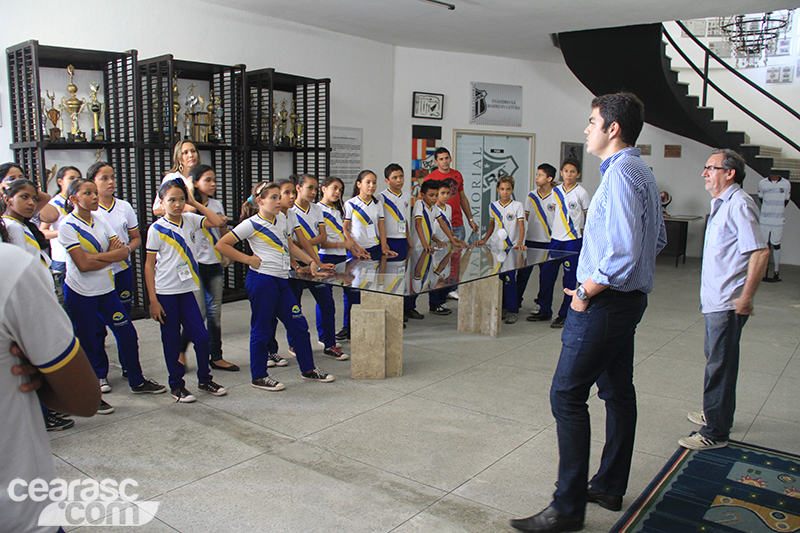 [02-10] - Alunos de Escola de Uruburetama visitam sede do Vozao - 1