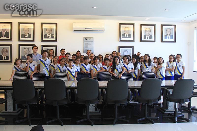 [02-10] - Alunos de Escola de Uruburetama visitam sede do Vozão - 02 - 1