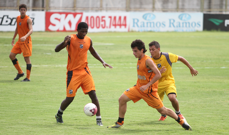 Sérgio Alves comanda treino tático com o elenco Sub-19