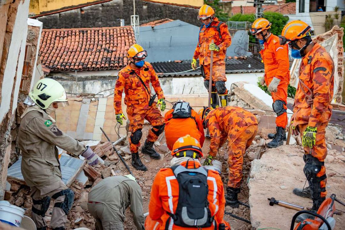 Ceará irá homenagear bombeiros que trabalharam no resgate das vítimas do Edifício Andrea  