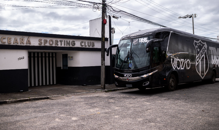 Novo ônibus do Ceará chega à sede alvinegra