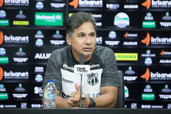Fut. Feminino: Em Porangabuçu, técnico Sérgio Alves é apresentado oficialmente à imprensa