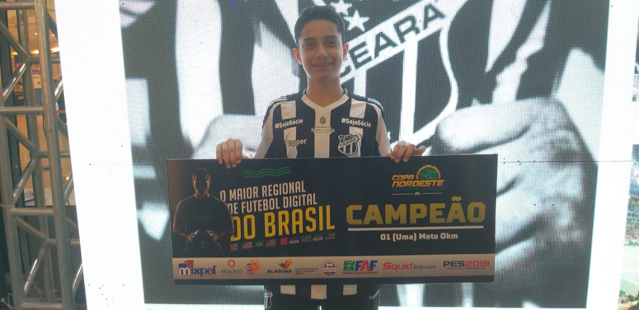 E-atleta João Victor levanta a taça da Copa Nordeste de Futebol Digital representando o Vozão