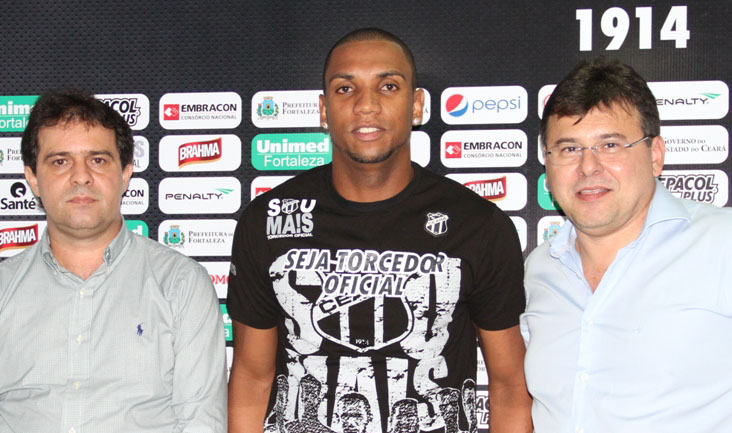Após assinar contrato, Anselmo foi apresentado em Porangabuçu