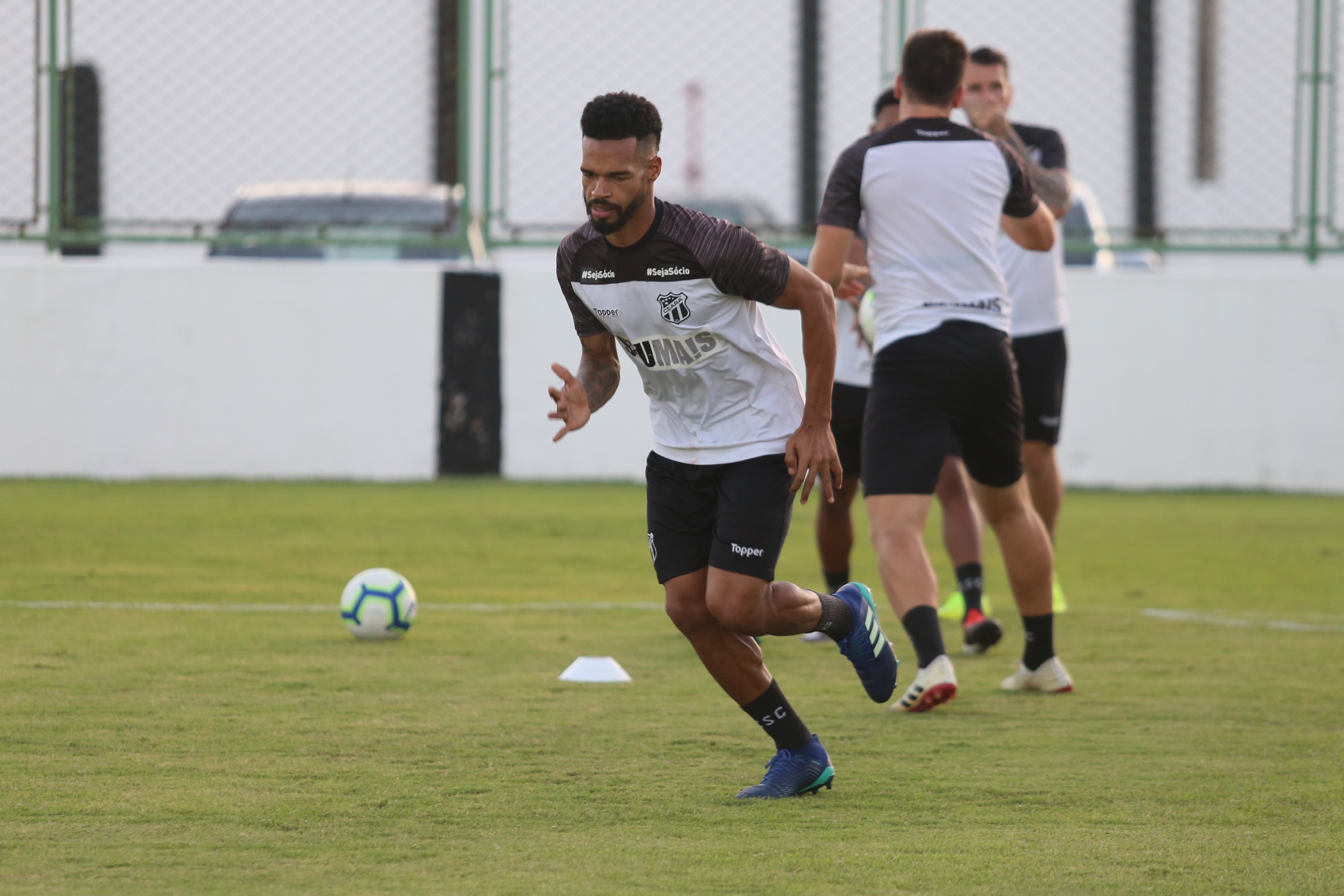 A três dias de partida contra o São Paulo, elenco do Ceará realiza treino técnico-tático em Porangabuçu