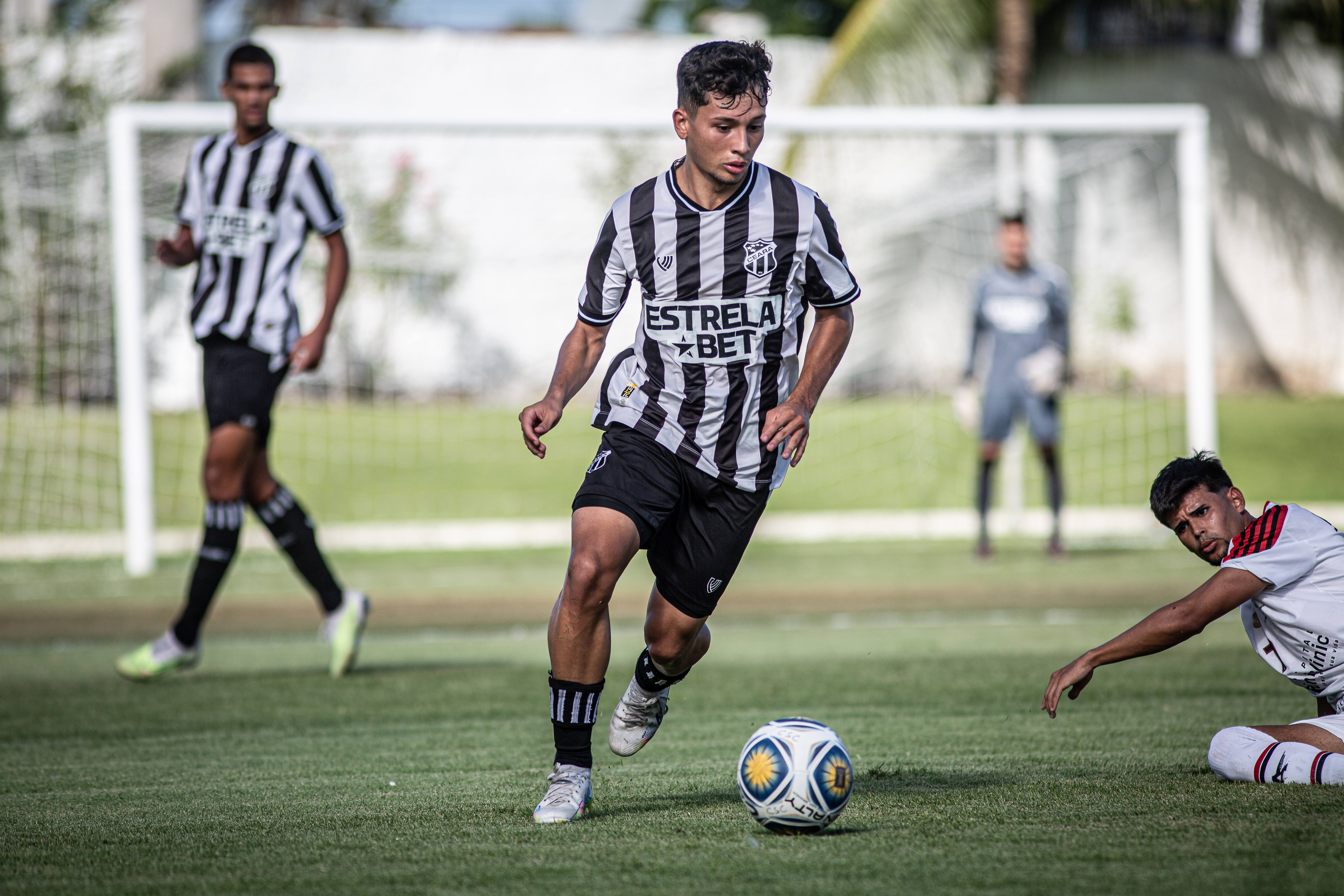 Conheça a trajetória do lateral Zé Neto, atleta do Sub-20, que irá compor o elenco alvinegro na Copinha