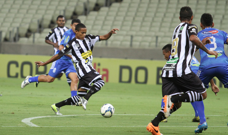 Em jogo tranquilo, Ceará goleia o Parnahyba e avança na Copa do BR