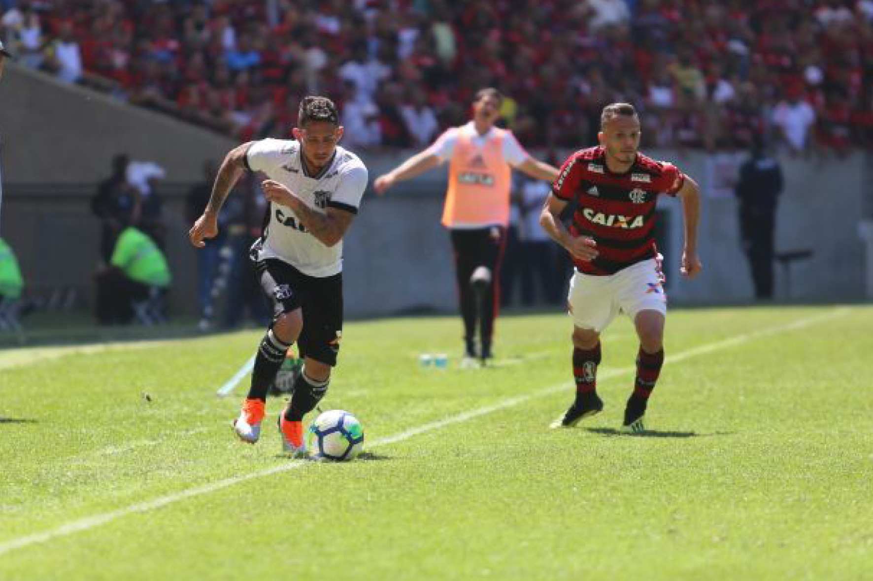 Leandro Carvalho marca no fim e Ceará cala Maracanã com vitória sobre o Flamengo