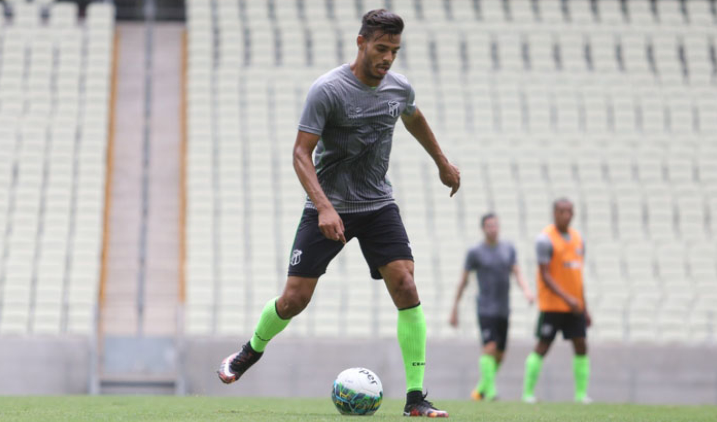 Técnico Sérgio Soares comanda treino fechado na Arena Castelão