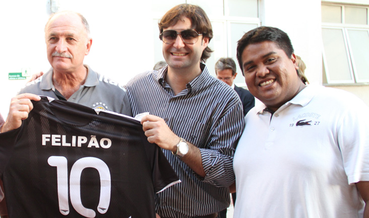 Técnico Felipão recebe camisa personalizada do Ceará
