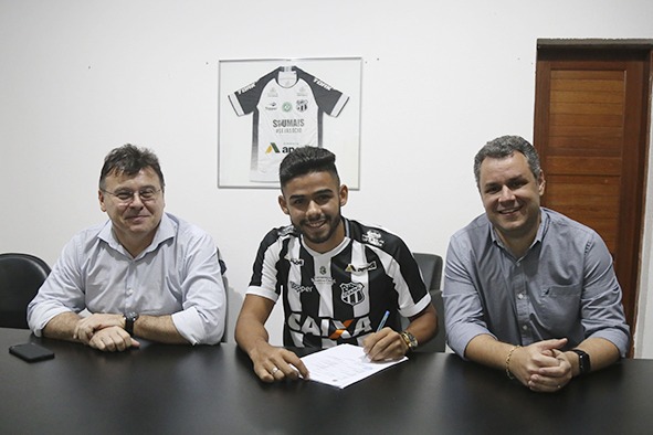 Lateral-esquerdo Felipe Jonatan renova contrato com o Ceará até 2022