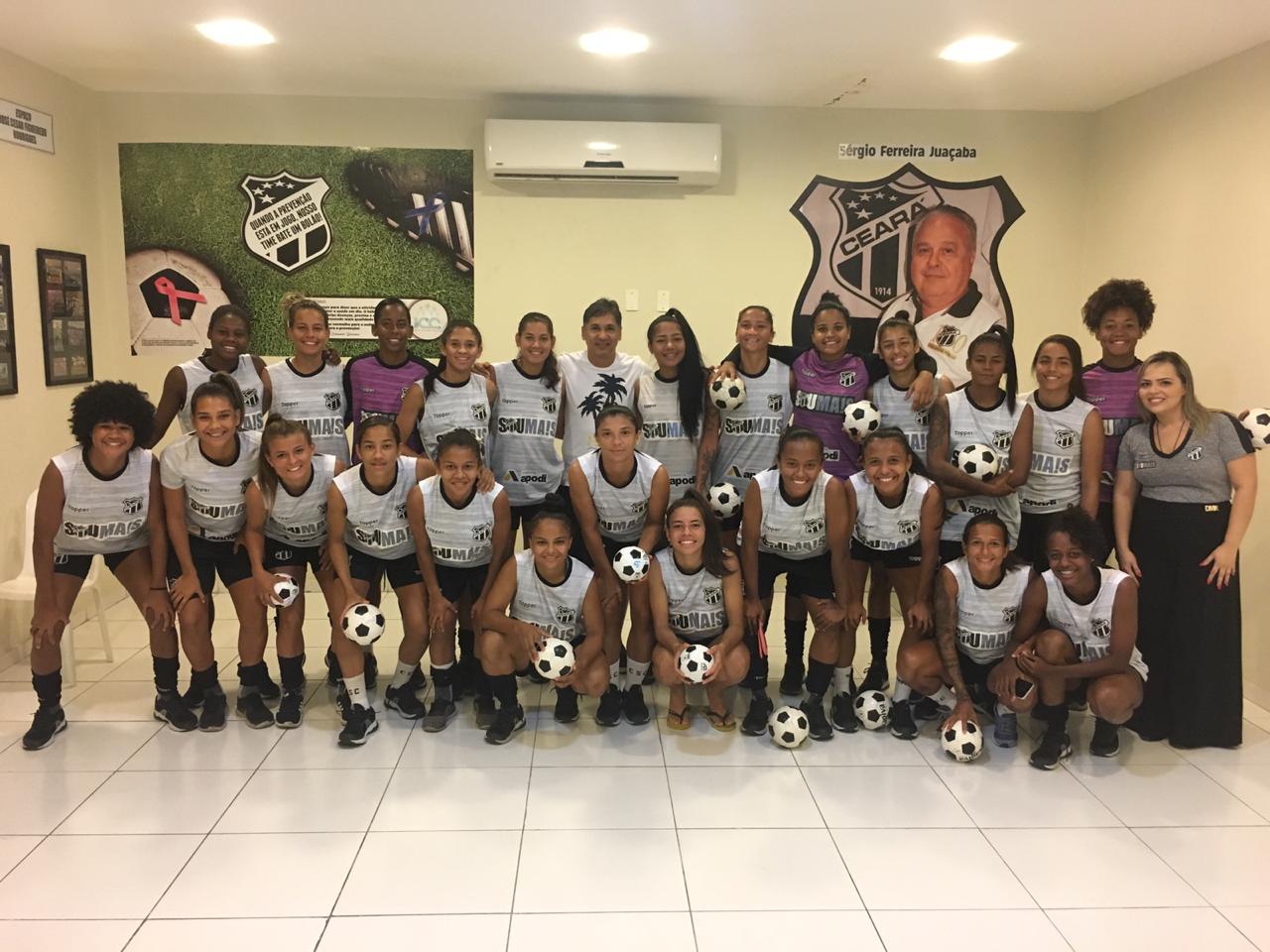 Futebol Feminino: Atletas do Ceará participam de palestra com o ídolo Sérgio Alves