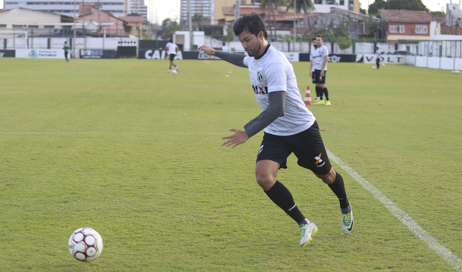 Com presença de torcida, Ceará realiza treino tático no Estádio Vovozão