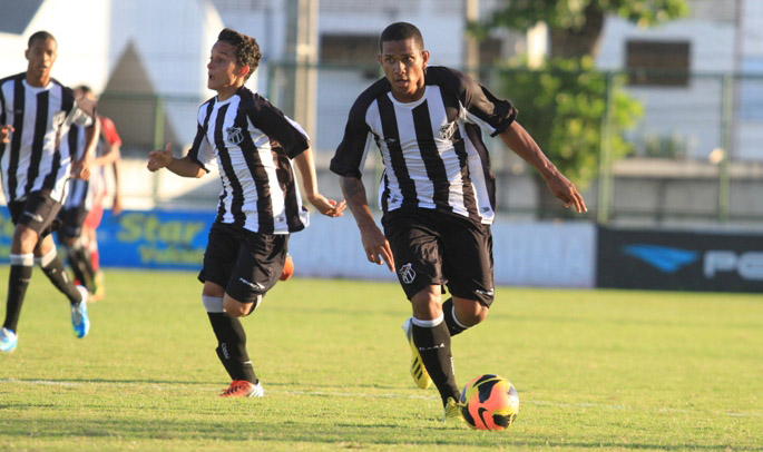 Sub-17 do Ceará encara o Vitória nesta tarde, no estádio Vovozão