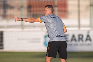 Vagner Mancini orienta treino coletivo de olho no Atlético/GO