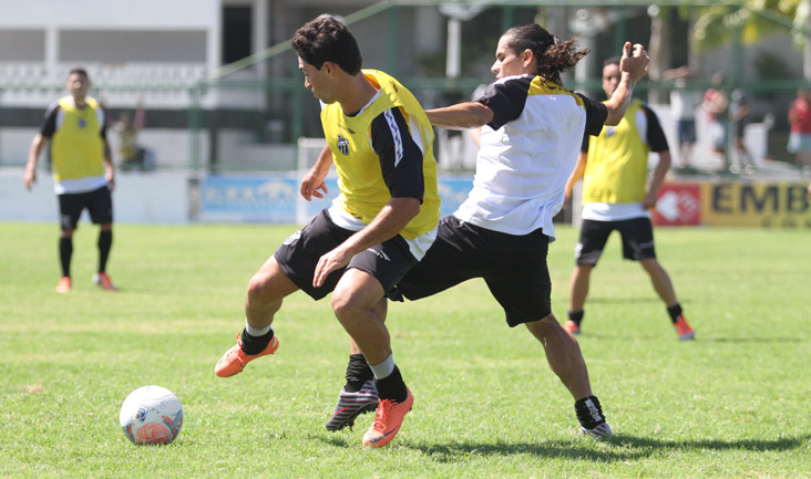 Alvinegros participaram de um treino coletivo neste domingo
