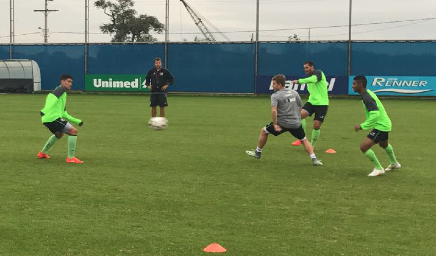 Já em Porto Alegre, Ceará realiza treino no CT do Grêmio