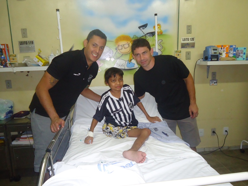 [15-06] Jovem torcedor recebe visita de jogadores do Vozão - 1