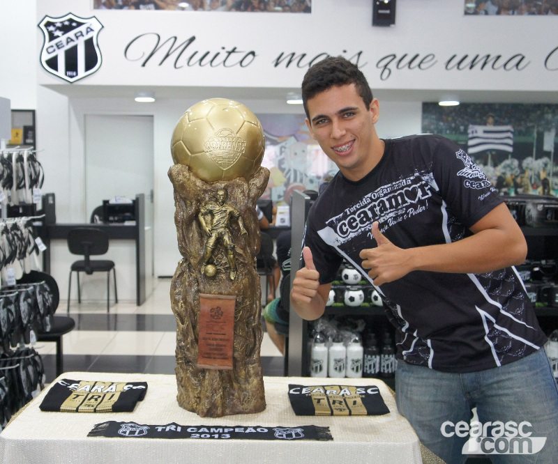 [24-06] Exposição da Taça - 01 - 19