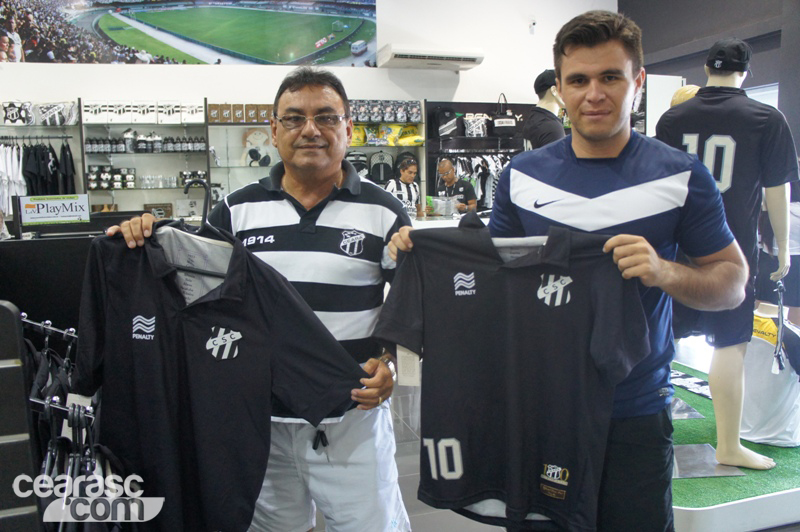 [20-07] Torcedores e o atacante Mota, adiquirem novo Manto Alvinegro - 1