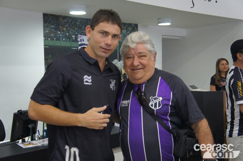 [20-07] Torcedores e o atacante Mota, adiquirem novo Manto Alvinegro - 6