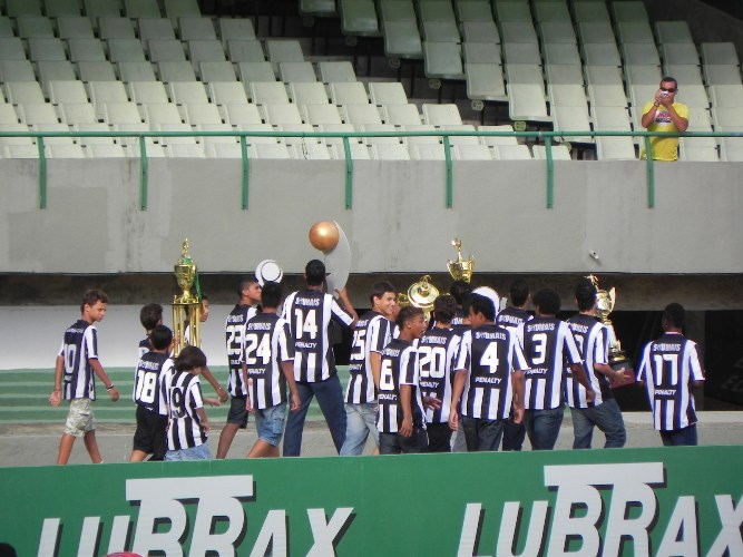 [28-11] Garotos do Sub-16 dão volta olímpica no Castelão - 6