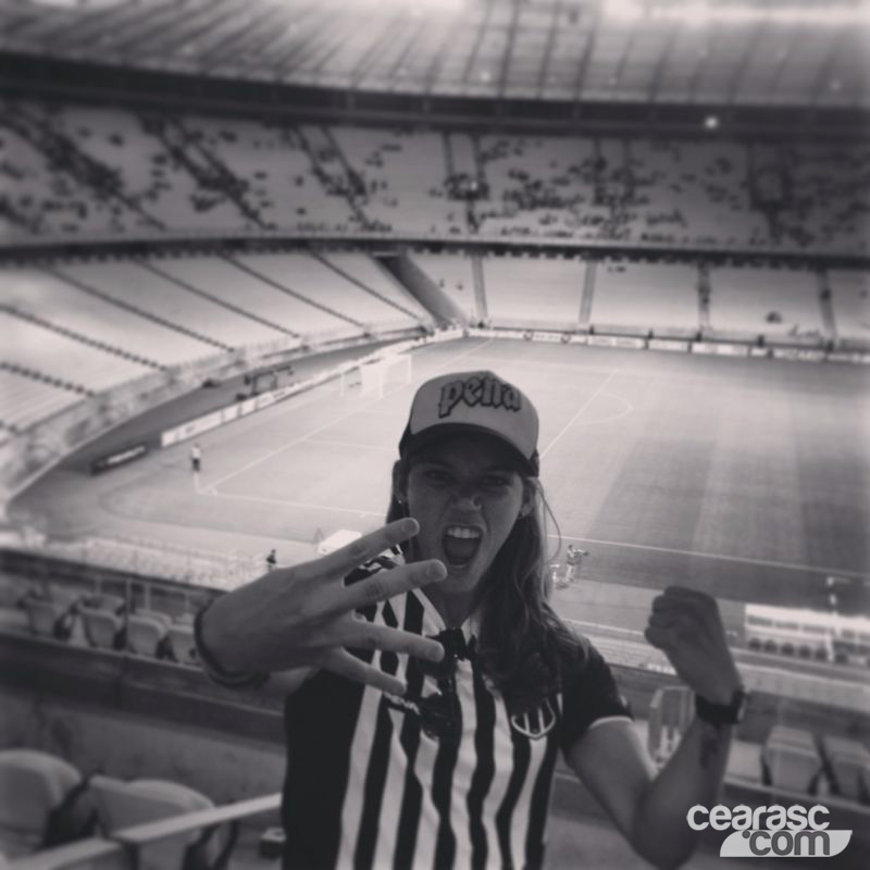 [09-11] Isabela Sousa visita loja oficial e é homenageada - 21