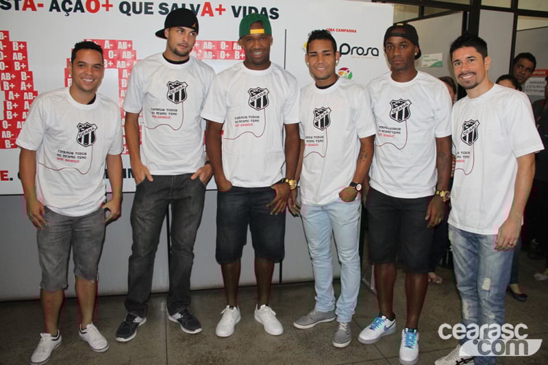 [22-05] Atletas participam de ação no Hemoce - 2