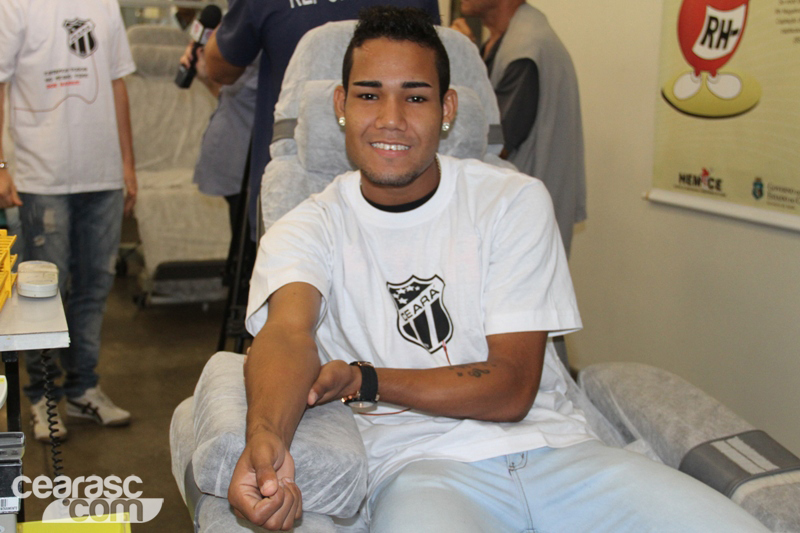 [22-05] Atletas participam de ação no Hemoce - 16