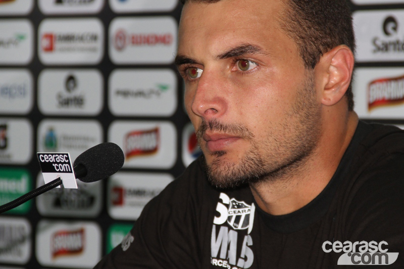 [28-03] Apresentação do Zagueiro Douglas - 2