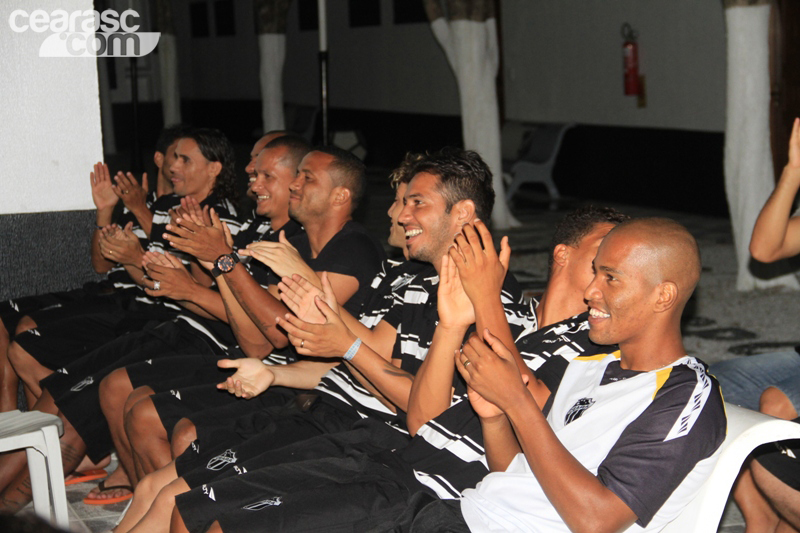 [17-01] Na concentração, jogadores receberam a visita de humorista - 1