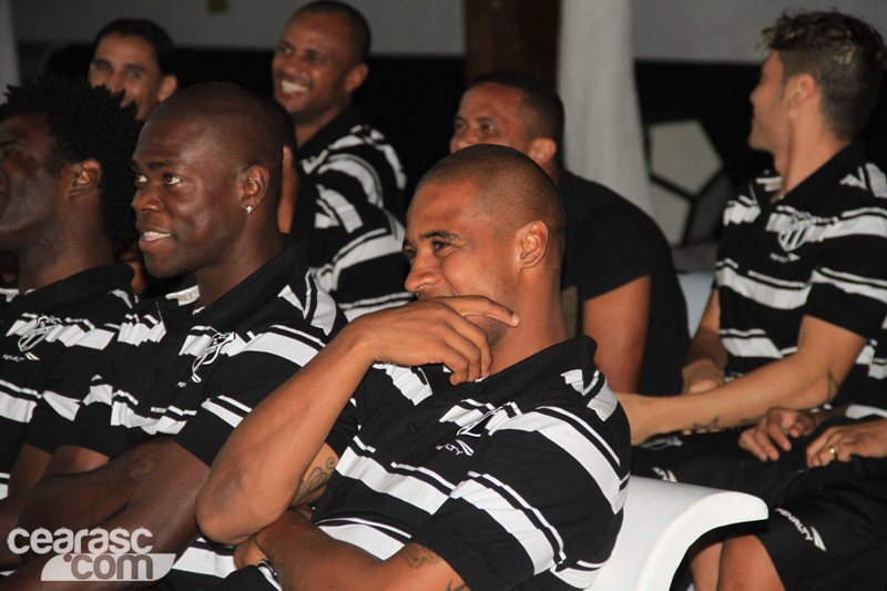 [17-01] Na concentração, jogadores receberam a visita de humorista - 4