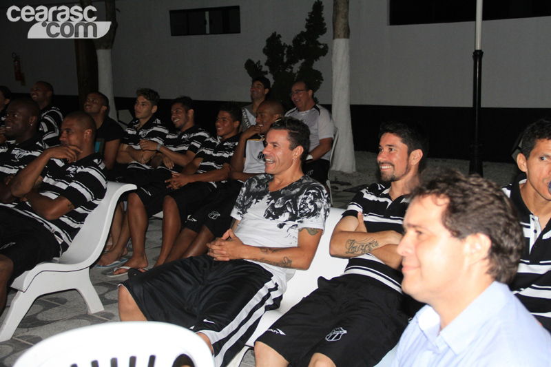 [17-01] Na concentração, jogadores receberam a visita de humorista - 5