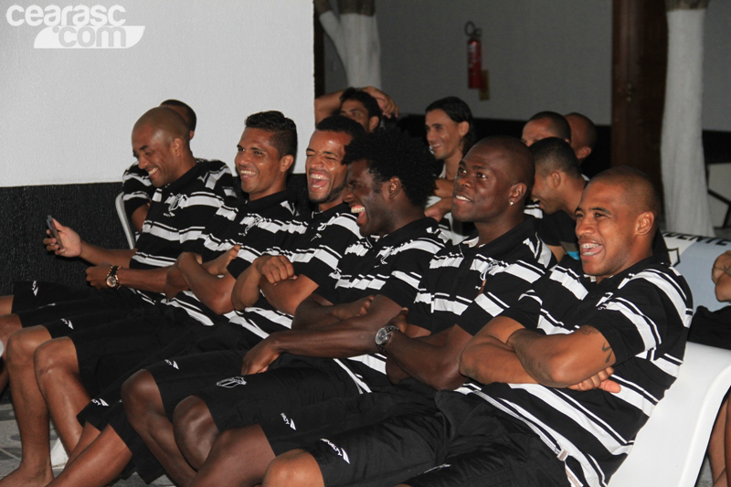 [17-01] Na concentração, jogadores receberam a visita de humorista - 7