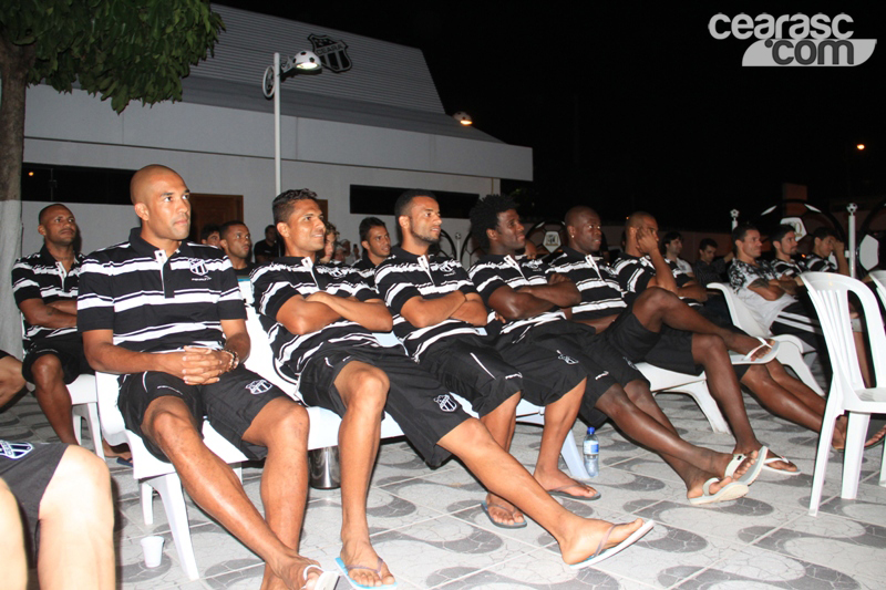 [17-01] Na concentração, jogadores receberam a visita de humorista - 9