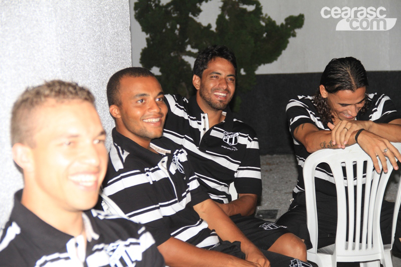 [17-01] Na concentração, jogadores receberam a visita de humorista - 11