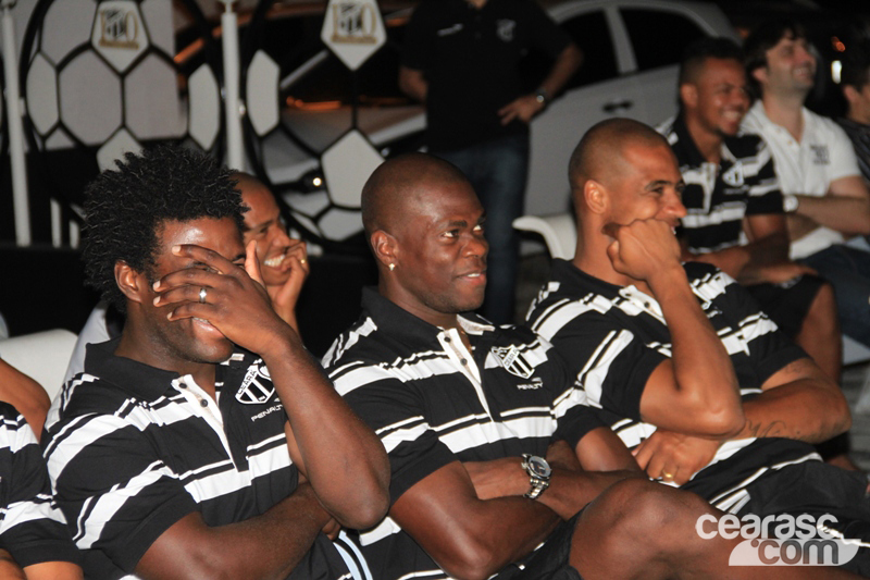 [17-01] Na concentração, jogadores receberam a visita de humorista - 12