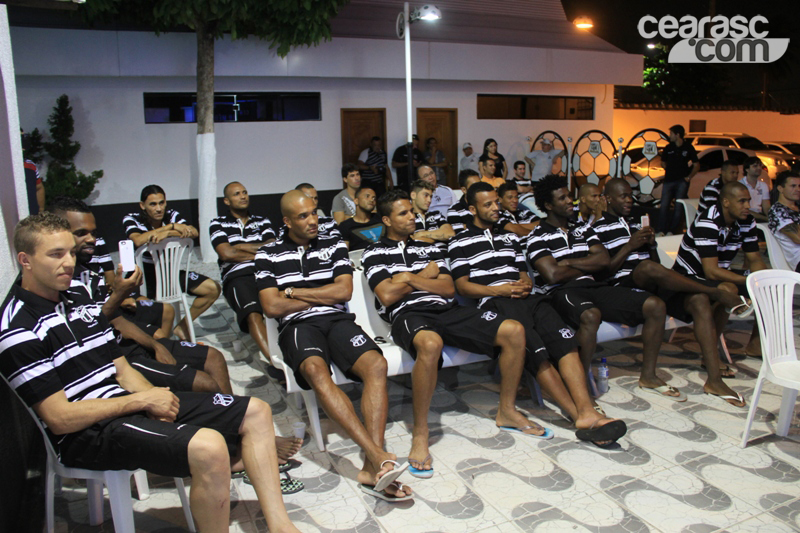 [17-01] Na concentração, jogadores receberam a visita de humorista - 13