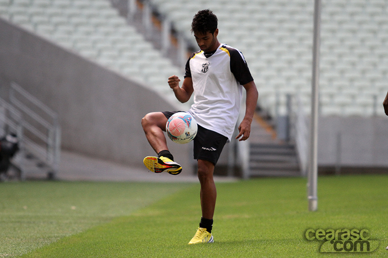 [11-07] Manhã de treino coletivo no estádio Castelão - 2
