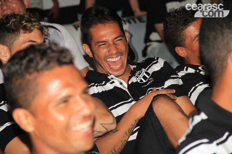 [17-01] Na concentração, jogadores receberam a visita de humorista - 14