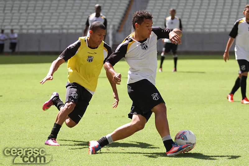 [11-07] Manhã de treino coletivo no estádio Castelão - 9
