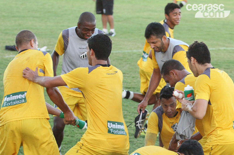 [28-03] Heleno recebe presente dos companheiros - 4