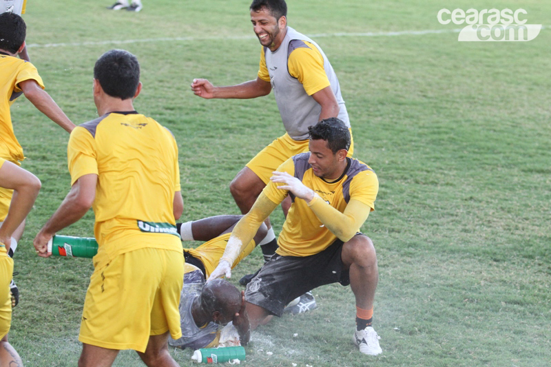 [28-03] Heleno recebe presente dos companheiros - 5