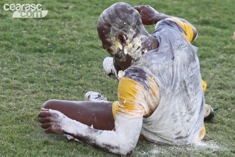 [28-03] Heleno recebe presente dos companheiros - 7