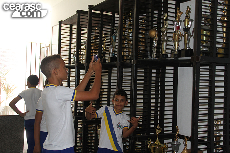 [02-10] - Alunos de Escola de Uruburetama visitam sede do Vozao - 7