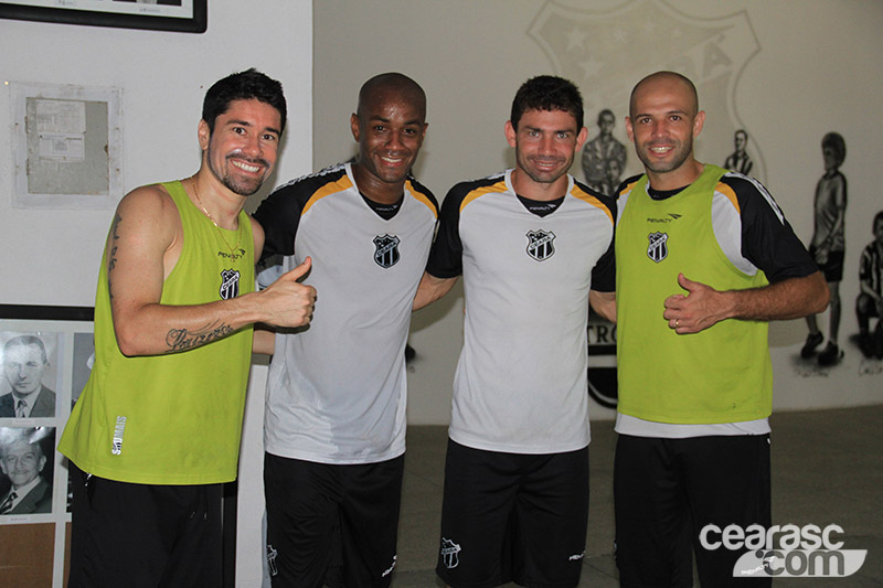 [29-11] Elenco alvinegro visita Centro Cultural - 12