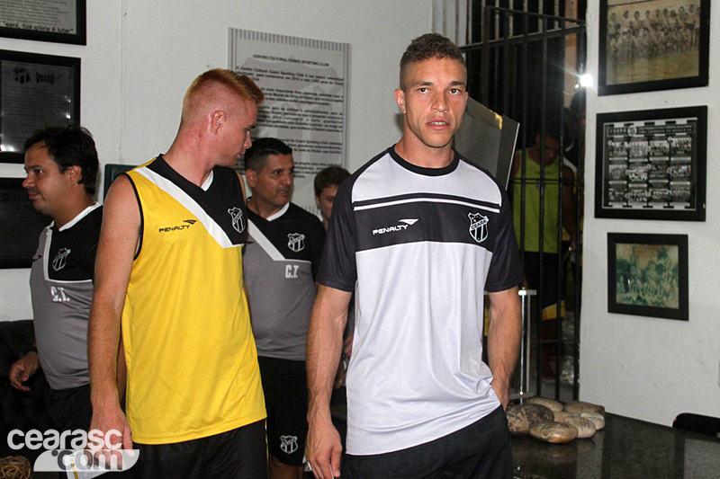 [06-01] Elenco do Ceará visita Centro Cultural - 1