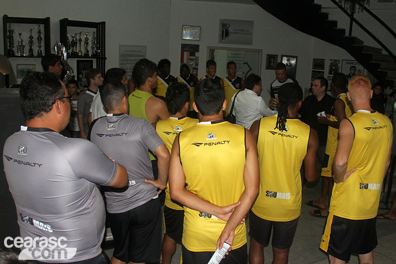 [06-01] Elenco do Ceará visita Centro Cultural - 3