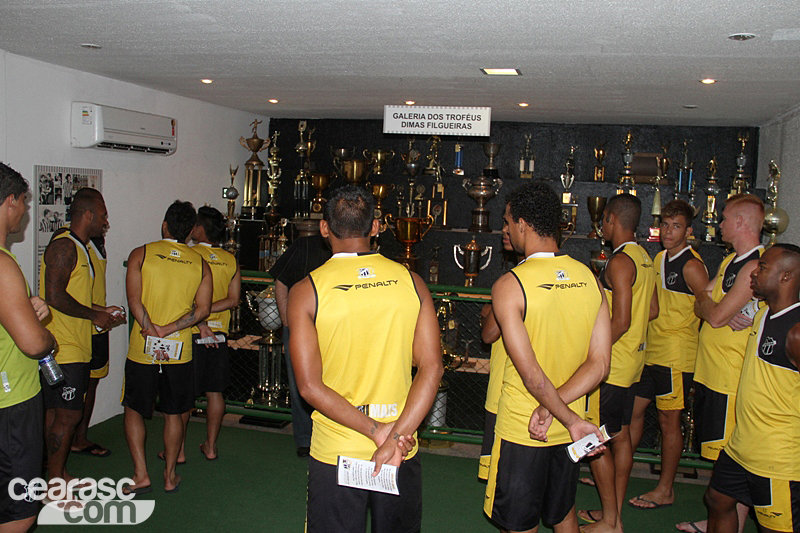 [06-01] Elenco do Ceará visita Centro Cultural - 6